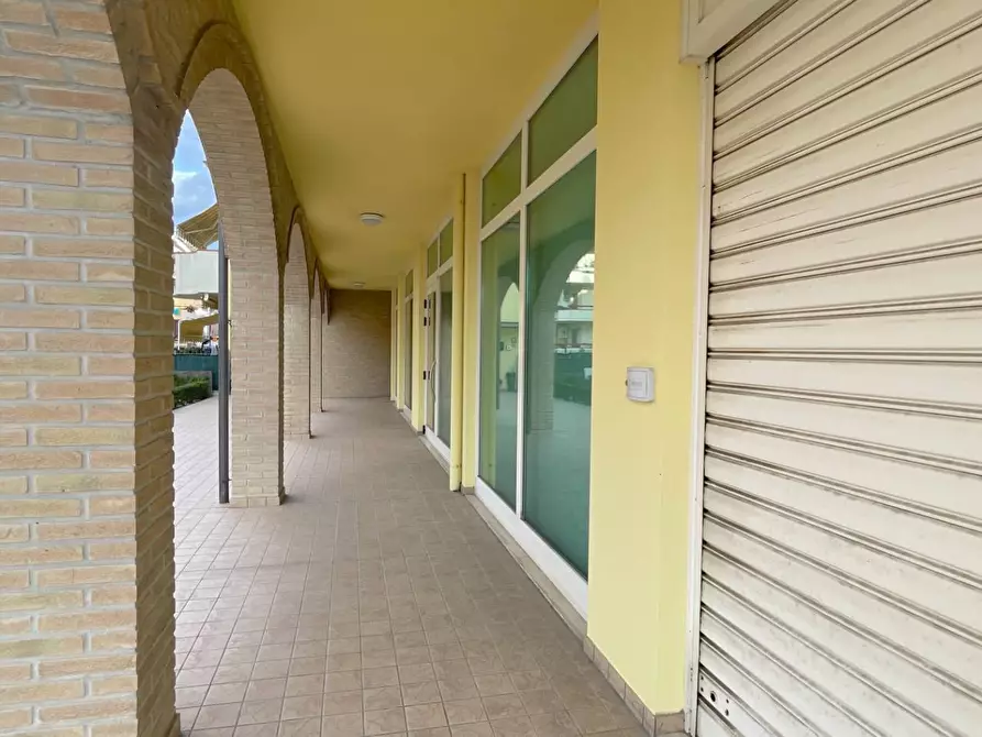 Immagine 9 di Locale commerciale in vendita  in Viale De Gasperi 2 a Monteprandone
