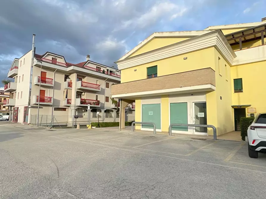 Immagine 13 di Locale commerciale in vendita  in Viale De Gasperi 2 a Monteprandone