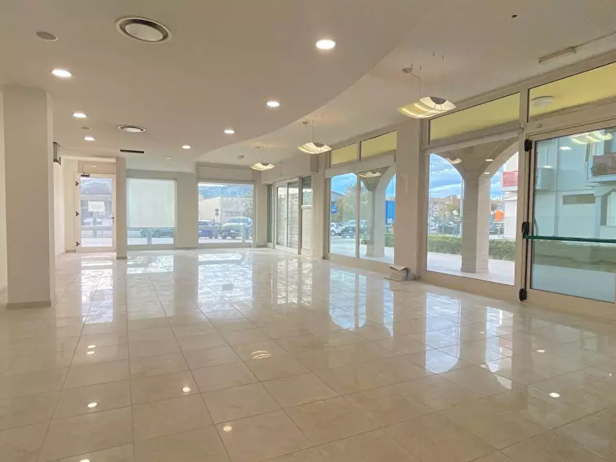 Immagine 3 di Locale commerciale in vendita  in Viale De Gasperi 2 a Monteprandone