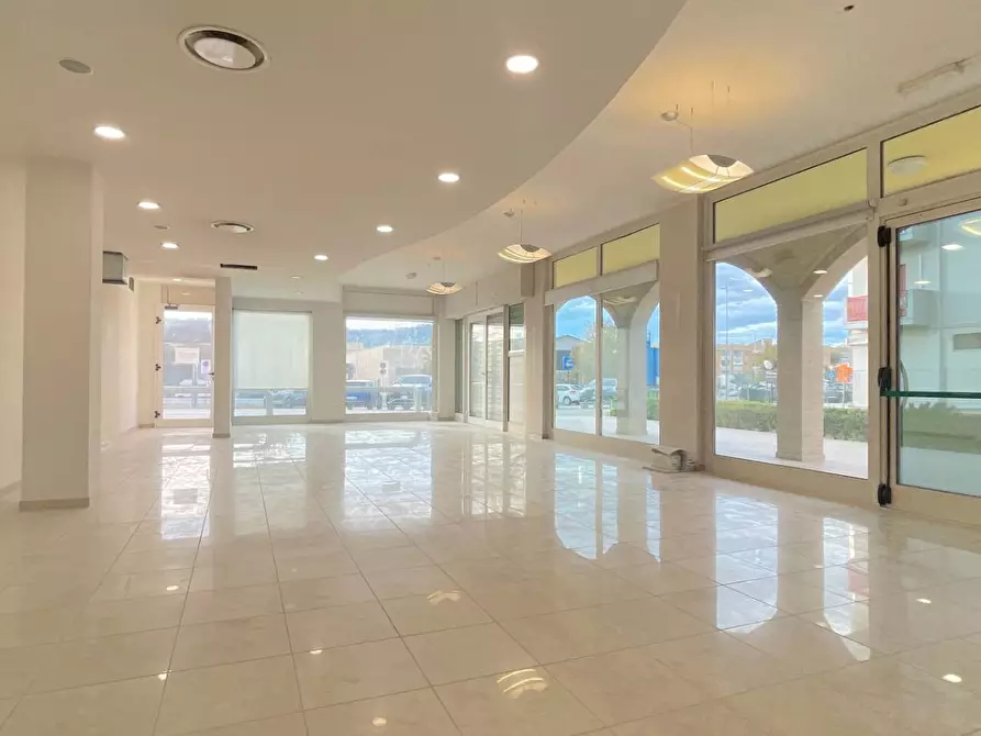 Immagine 14 di Locale commerciale in vendita  in Viale De Gasperi 2 a Monteprandone