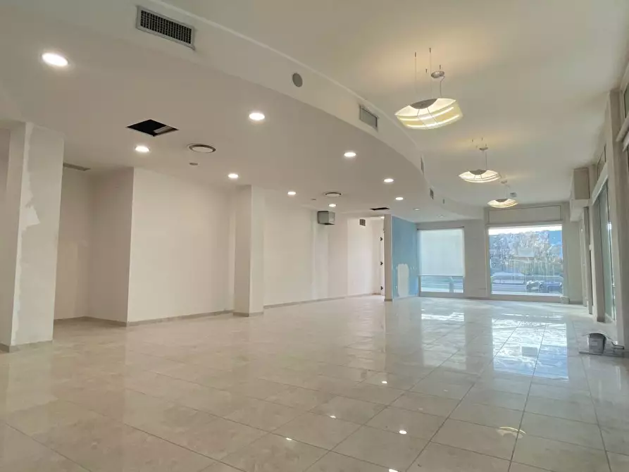 Immagine 4 di Locale commerciale in vendita  in Viale De Gasperi 2 a Monteprandone