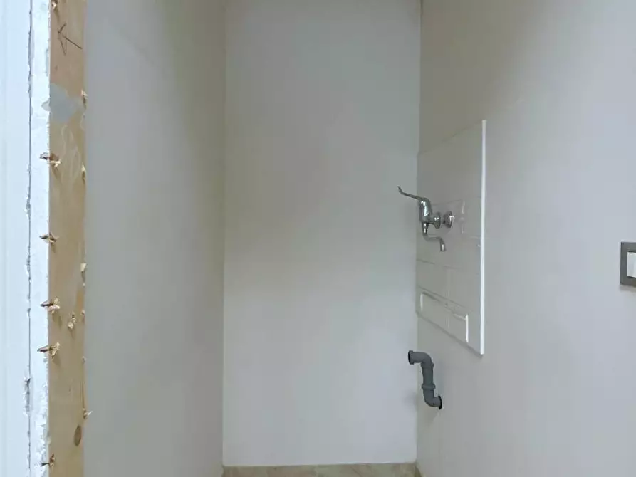 Immagine 16 di Locale commerciale in vendita  in Viale De Gasperi 2 a Monteprandone