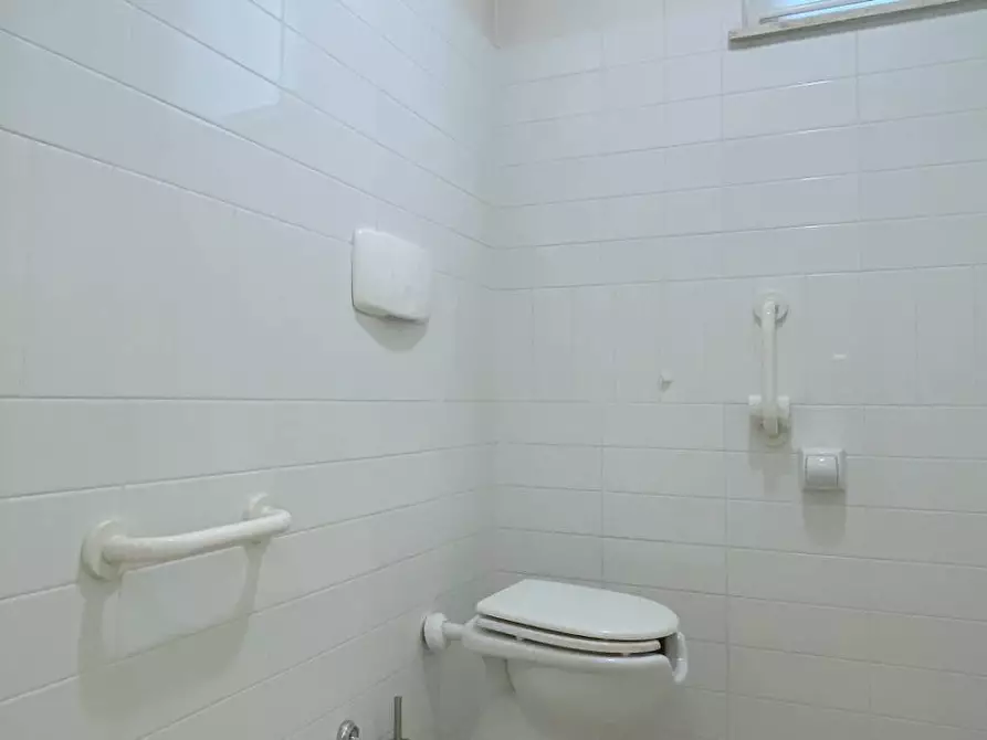 Immagine 17 di Locale commerciale in vendita  in Viale De Gasperi 2 a Monteprandone