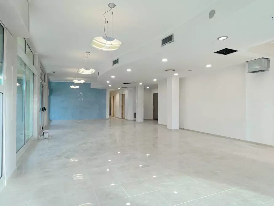 Immagine 19 di Locale commerciale in vendita  in Viale De Gasperi 2 a Monteprandone