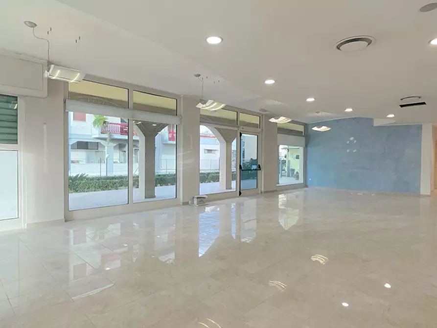 Immagine 5 di Locale commerciale in vendita  in Viale De Gasperi 2 a Monteprandone