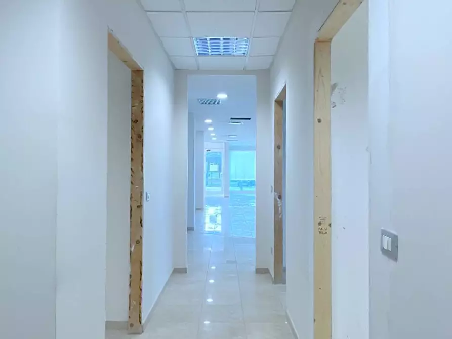 Immagine 8 di Locale commerciale in vendita  in Viale De Gasperi 2 a Monteprandone