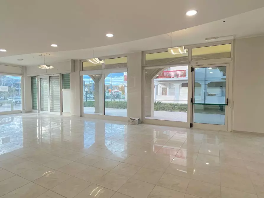 Immagine 10 di Locale commerciale in vendita  in Viale De Gasperi 2 a Monteprandone