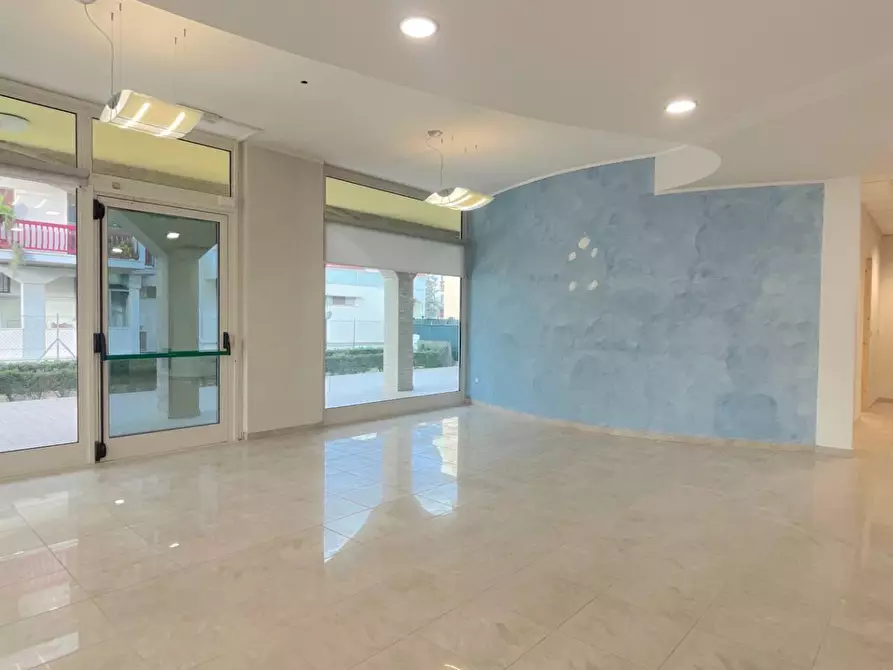 Immagine 20 di Locale commerciale in vendita  in Viale De Gasperi 2 a Monteprandone