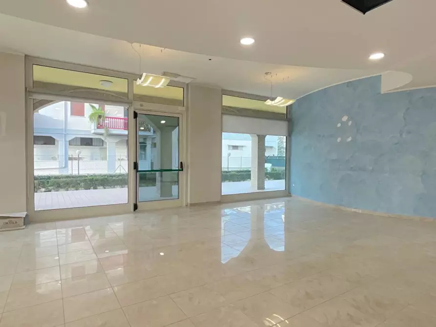 Immagine 23 di Locale commerciale in vendita  in Viale De Gasperi 2 a Monteprandone