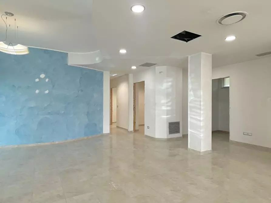 Immagine 12 di Locale commerciale in vendita  in Viale De Gasperi 2 a Monteprandone