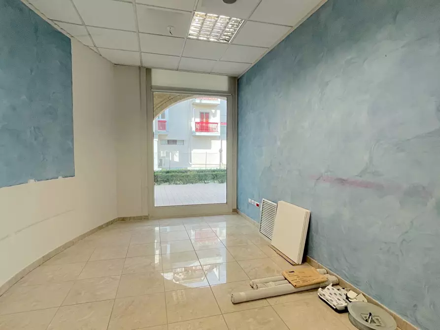 Immagine 21 di Locale commerciale in vendita  in Viale De Gasperi 2 a Monteprandone