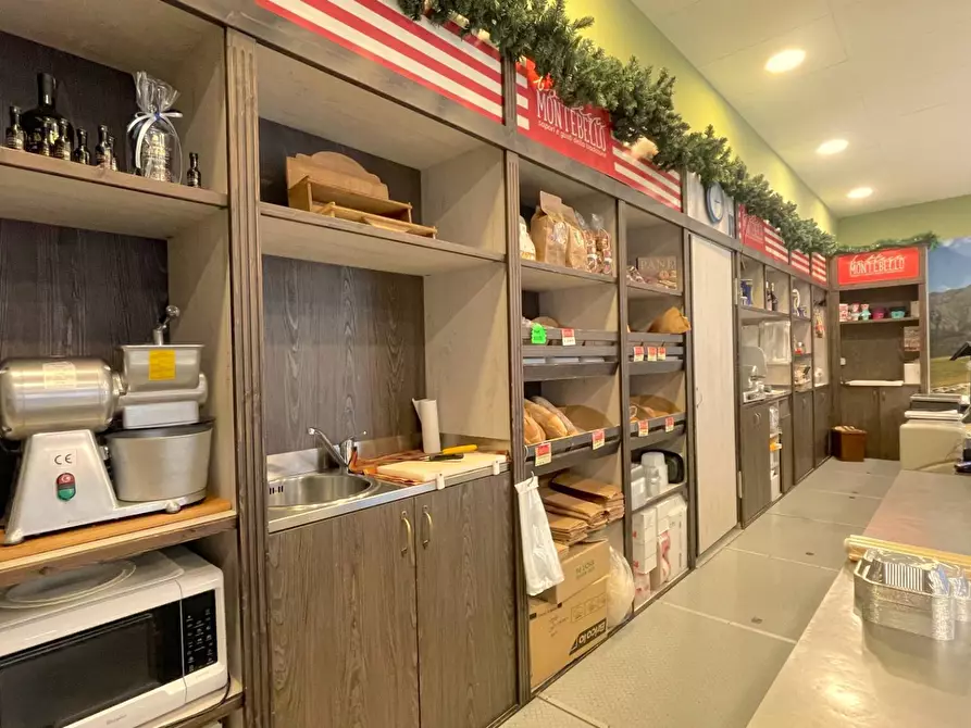 Immagine 11 di Attività commerciale in vendita  in Via Montebello 65 a San Benedetto Del Tronto