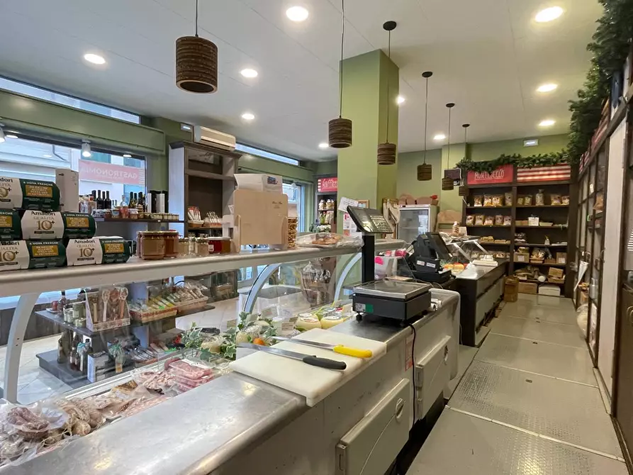 Immagine 13 di Attività commerciale in vendita  in Via Montebello 65 a San Benedetto Del Tronto