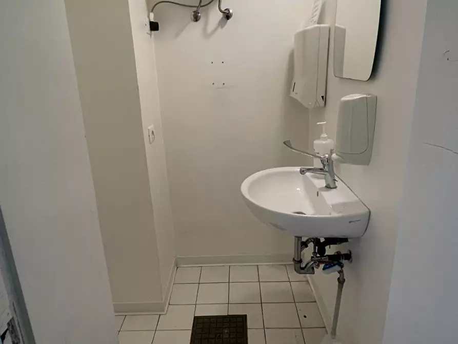 Immagine 13 di Locale commerciale in affitto  in Via Roma 3 a San Benedetto Del Tronto