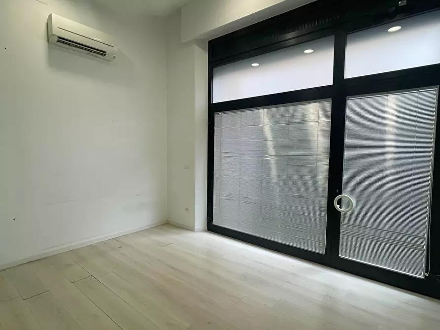 Immagine 10 di Locale commerciale in affitto  in Via Roma 3 a San Benedetto Del Tronto