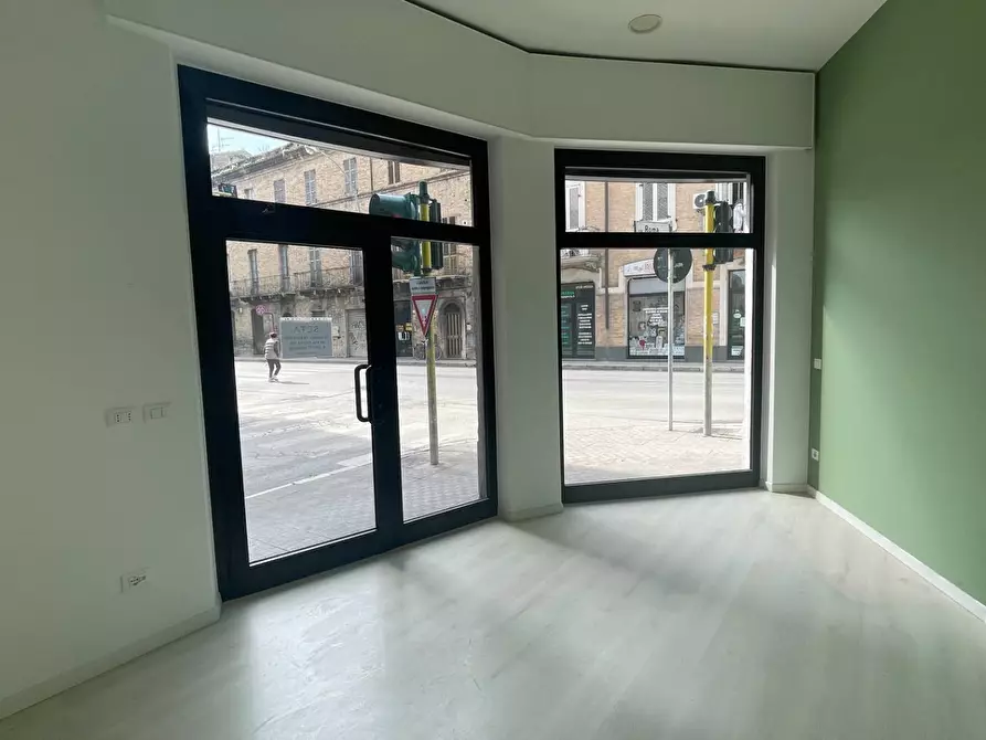 Immagine 7 di Locale commerciale in affitto  in Via Roma 3 a San Benedetto Del Tronto