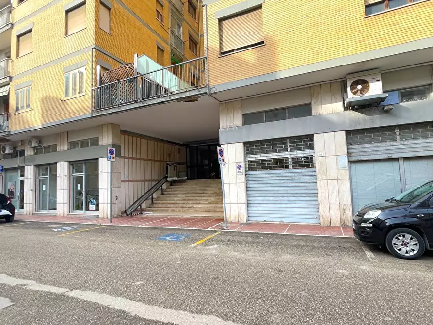 Immagine 1 di Locale commerciale in vendita  in Via Ugo Foscolo 40 a Grottammare