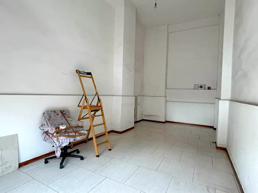 Immagine 5 di Locale commerciale in vendita  in Via Ugo Foscolo 40 a Grottammare