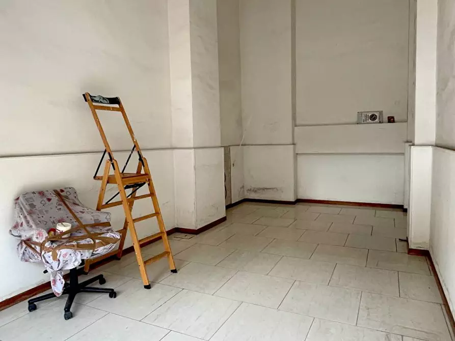 Immagine 6 di Locale commerciale in vendita  in Via Ugo Foscolo 40 a Grottammare