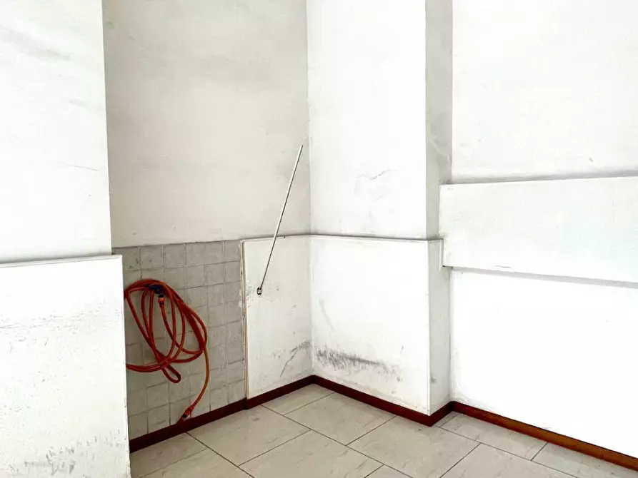 Immagine 7 di Locale commerciale in vendita  in Via Ugo Foscolo 40 a Grottammare