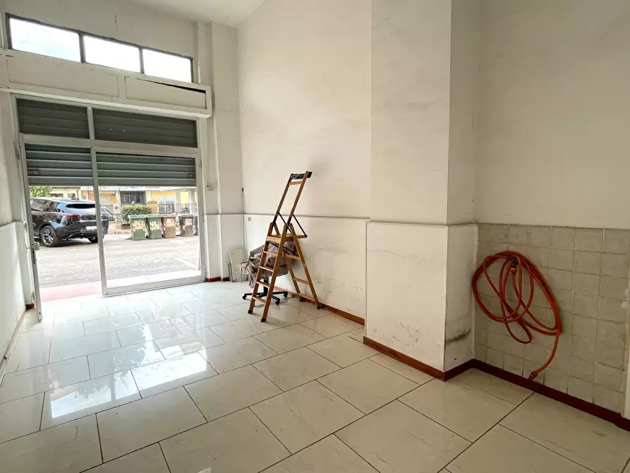 Immagine 4 di Locale commerciale in vendita  in Via Ugo Foscolo 40 a Grottammare