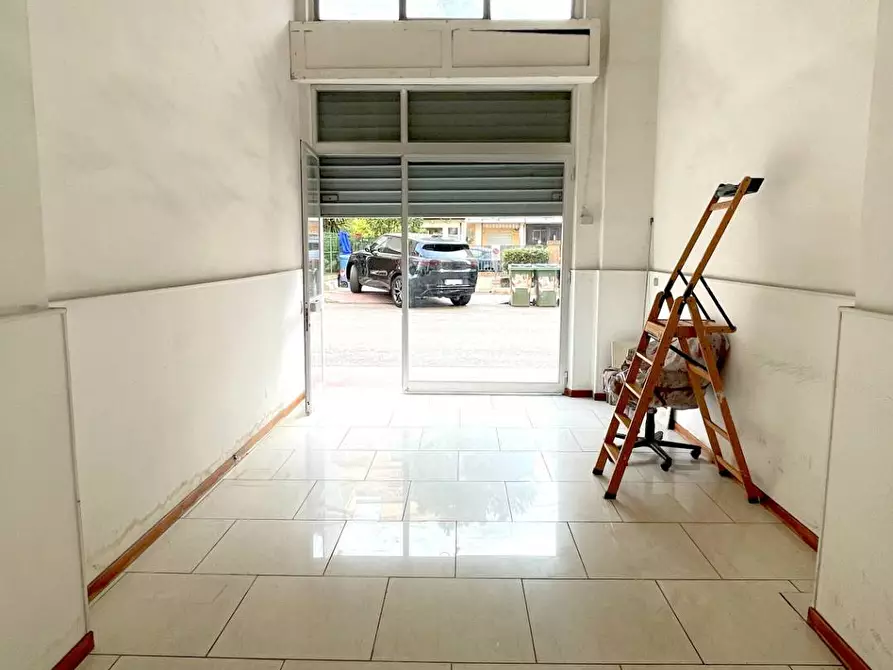 Immagine 8 di Locale commerciale in vendita  in Via Ugo Foscolo 40 a Grottammare