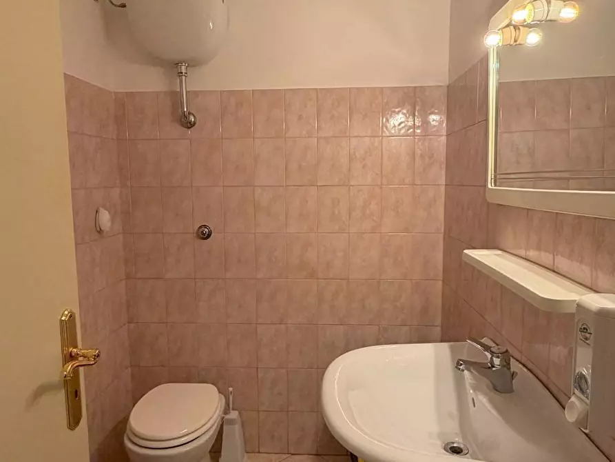 Immagine 9 di Locale commerciale in affitto  in Via Nazario Sauro 62 a San Benedetto Del Tronto