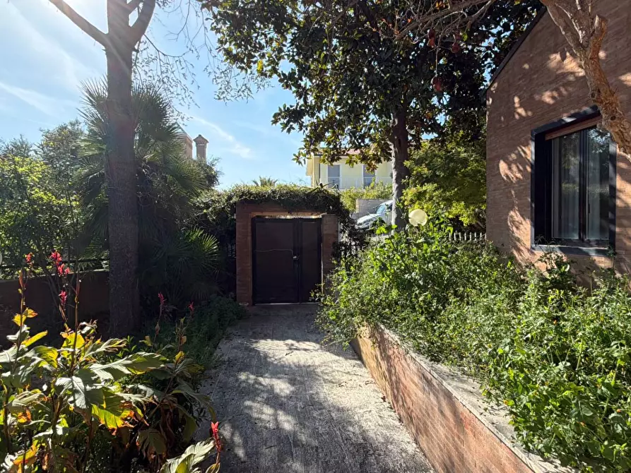 Immagine 3 di Villa in vendita  in Via dei Ligustri 55 a Grottammare