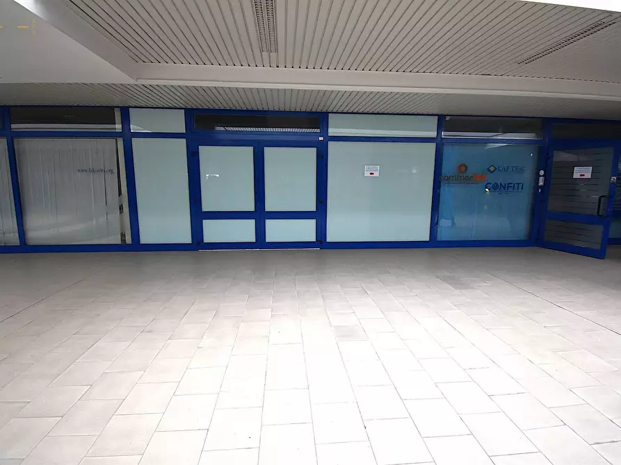 Immagine 5 di Locale commerciale in vendita  in Via Pasubio snc a San Benedetto Del Tronto