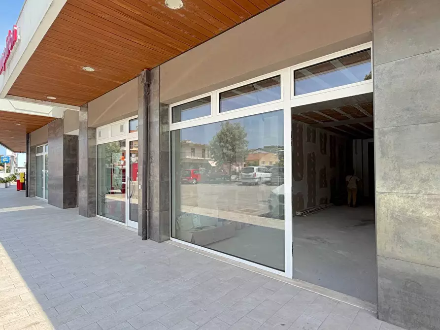 Immagine 3 di Locale commerciale in vendita  in Viale Alcide De Gasperi 23/a a Monteprandone