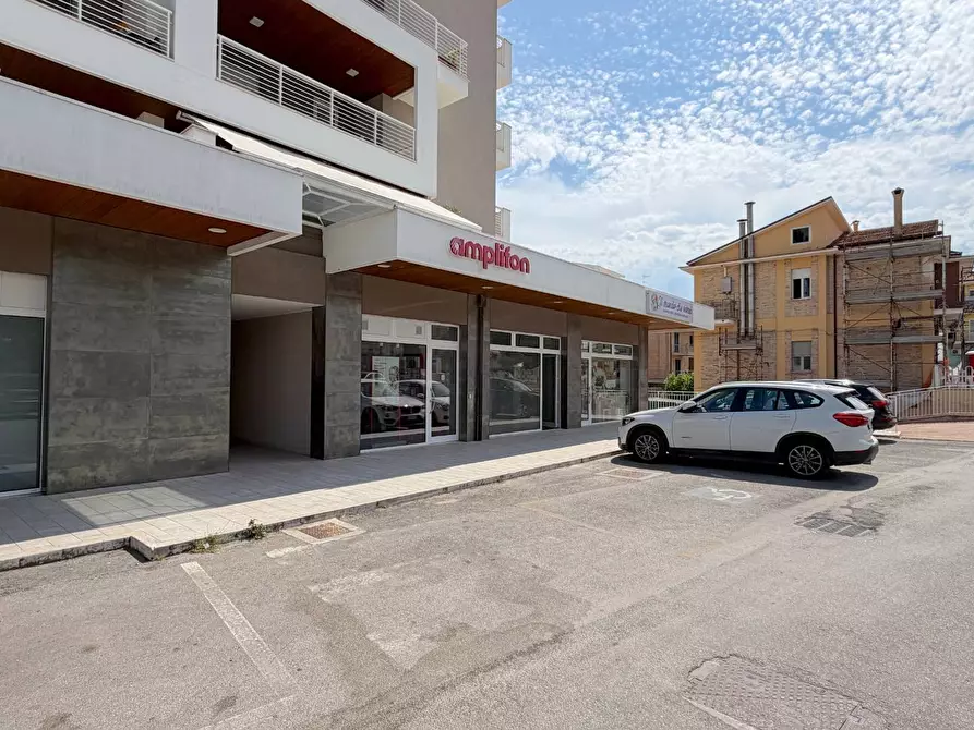 Immagine 9 di Locale commerciale in vendita  in Viale Alcide De Gasperi 23/a a Monteprandone