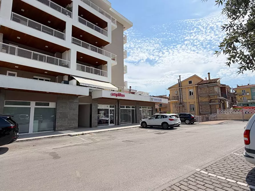Immagine 12 di Locale commerciale in vendita  in Viale Alcide De Gasperi 23/a a Monteprandone