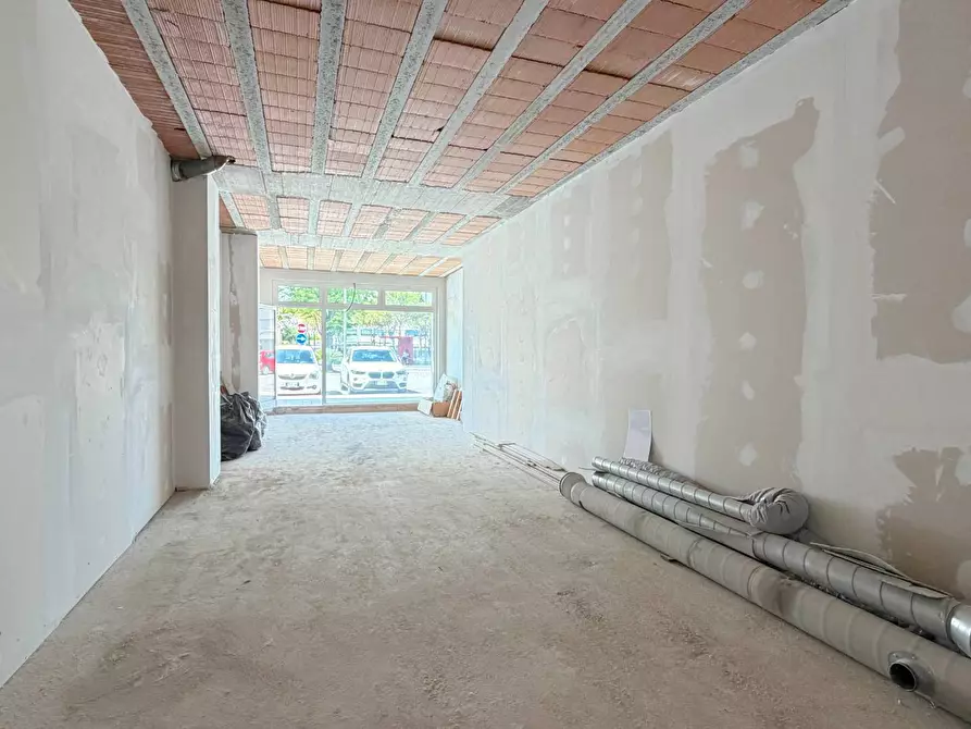 Immagine 17 di Locale commerciale in vendita  in Viale Alcide De Gasperi 23/a a Monteprandone