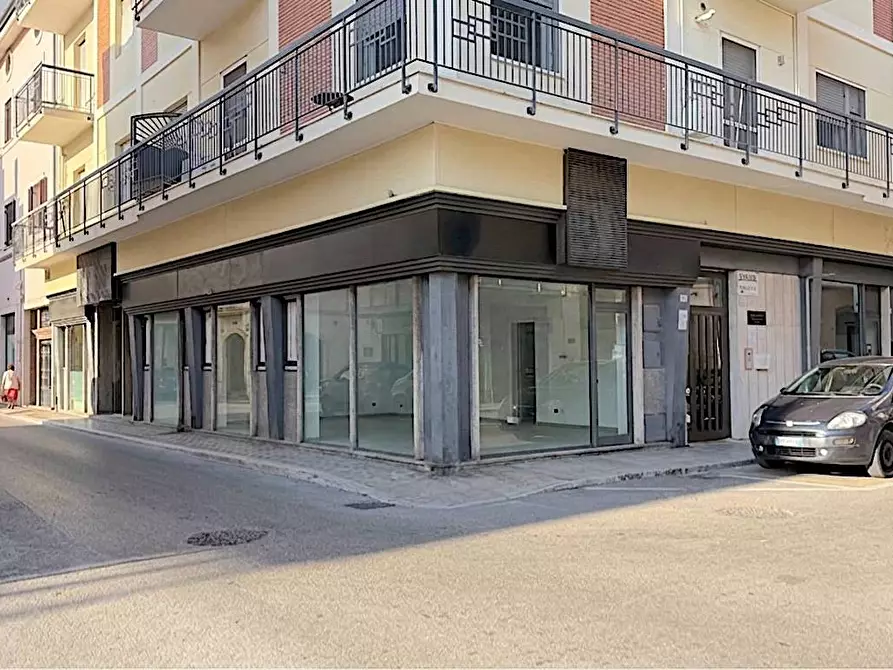 Immagine 1 di Locale commerciale in affitto  in Via San Martino angolo Via Carducci 107 a San Benedetto Del Tronto