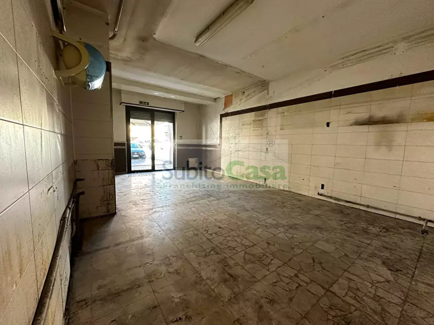 Immagine 6 di Locale commerciale in affitto  in Piazza Marconi 35/36 a Chieti