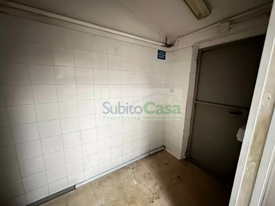 Immagine 9 di Locale commerciale in affitto  in Piazza Marconi 35/36 a Chieti