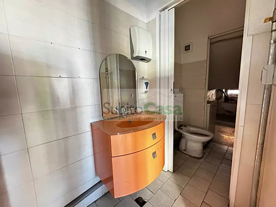 Immagine 10 di Locale commerciale in affitto  in Piazza Marconi 35/36 a Chieti