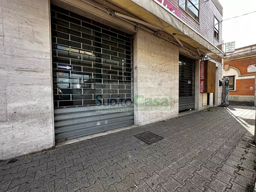 Immagine 11 di Locale commerciale in affitto  in Piazza Marconi 35/36 a Chieti