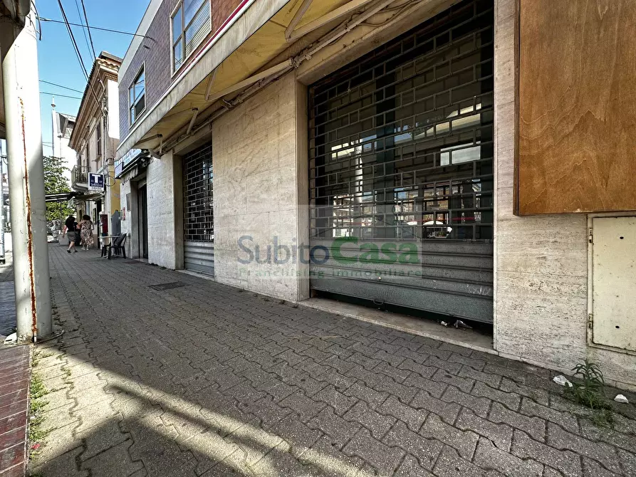 Immagine 12 di Locale commerciale in affitto  in Piazza Marconi 35/36 a Chieti