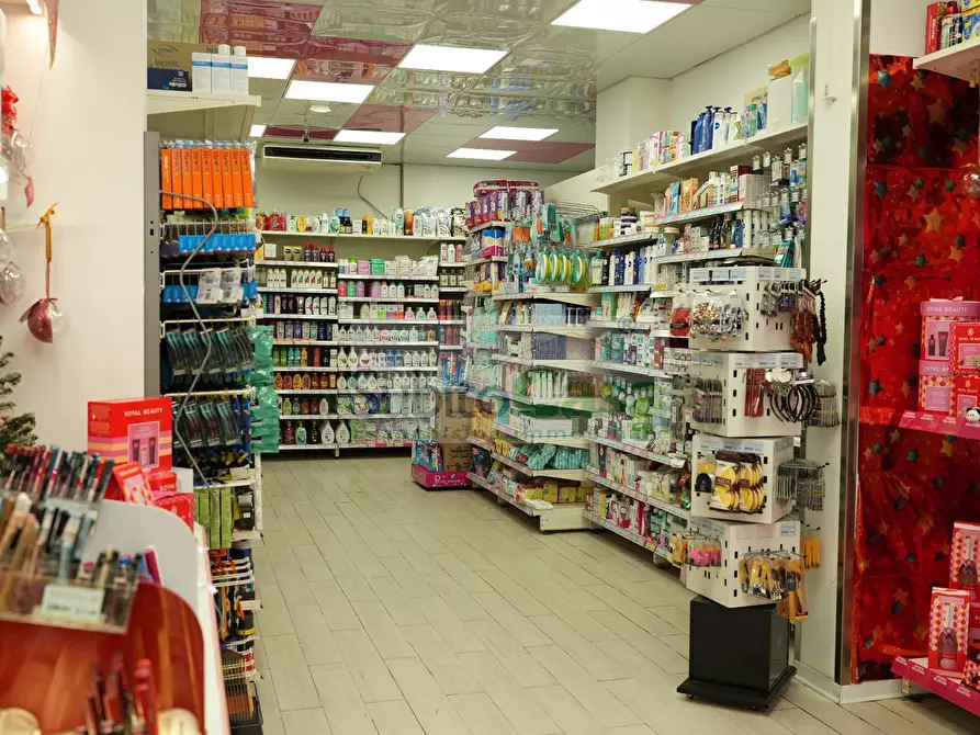 Immagine 10 di Attività commerciale in vendita  in Via Dei Latini a Roseto Degli Abruzzi