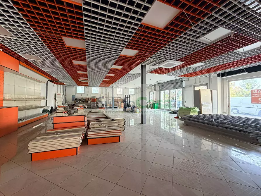 Immagine 10 di Locale commerciale in affitto  in via pietro nenni 216 a Paglieta