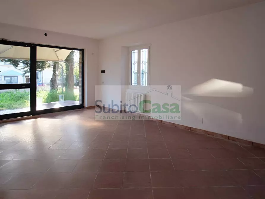 Immagine 3 di Locale commerciale in affitto  in Via Dei Vestini 114 a Chieti