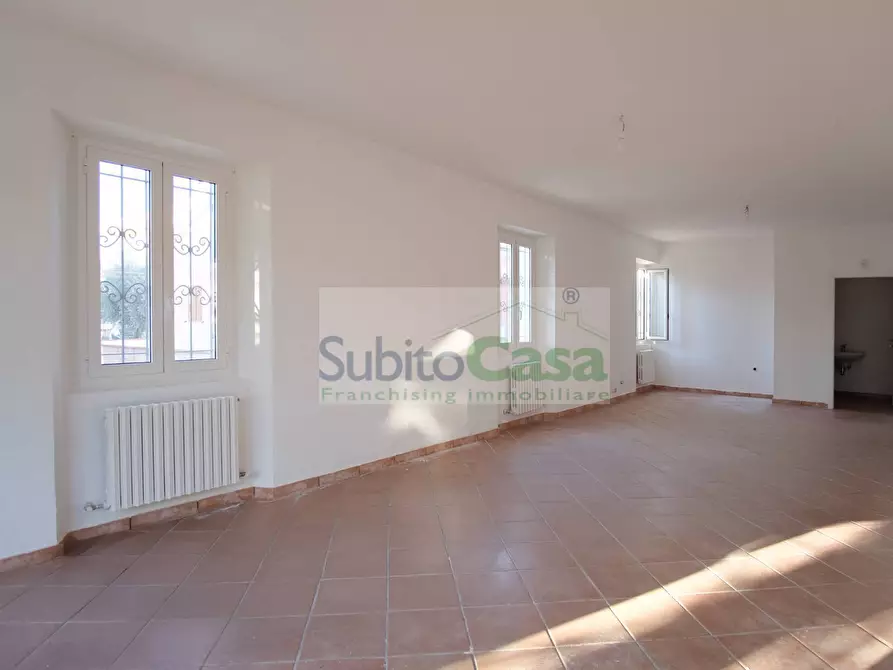 Immagine 9 di Locale commerciale in affitto  in Via Dei Vestini 114 a Chieti