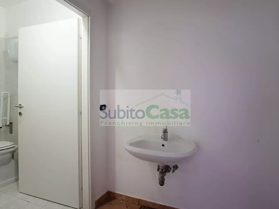 Immagine 11 di Locale commerciale in affitto  in Via Dei Vestini 114 a Chieti