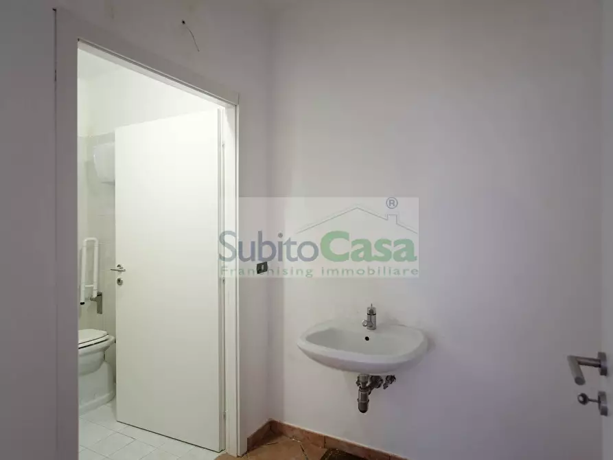 Immagine 12 di Locale commerciale in affitto  in Via Dei Vestini 114 a Chieti