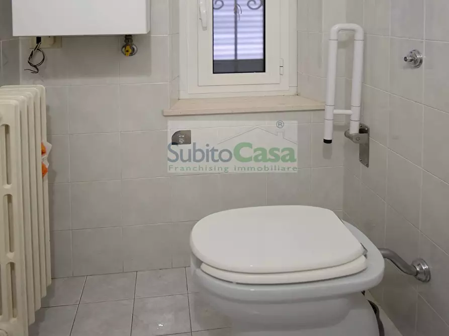 Immagine 15 di Locale commerciale in affitto  in Via Dei Vestini 114 a Chieti