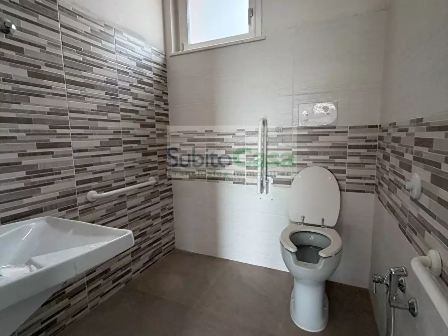 Immagine 23 di Locale commerciale in affitto  in Via Dante Alighieri a Cepagatti