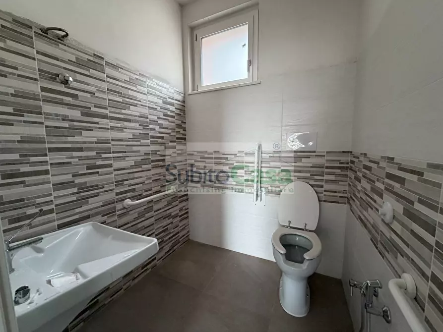 Immagine 24 di Locale commerciale in affitto  in Via Dante Alighieri a Cepagatti