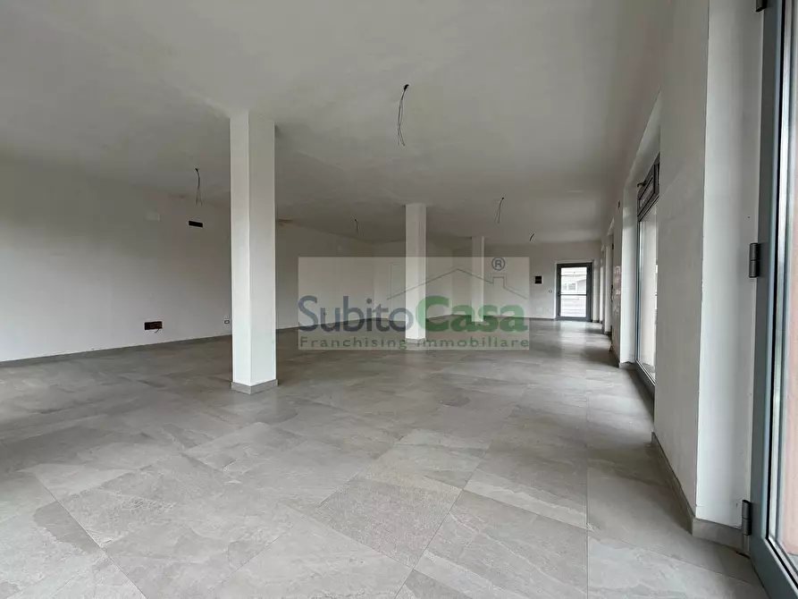 Immagine 9 di Locale commerciale in affitto  in Via Dante Alighieri a Cepagatti