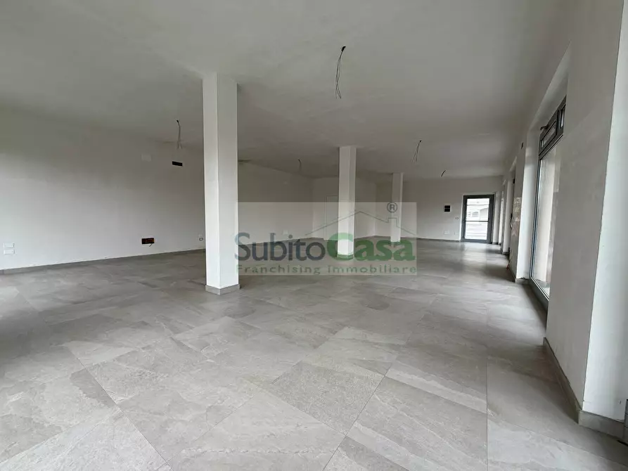 Immagine 12 di Locale commerciale in affitto  in Via Dante Alighieri a Cepagatti